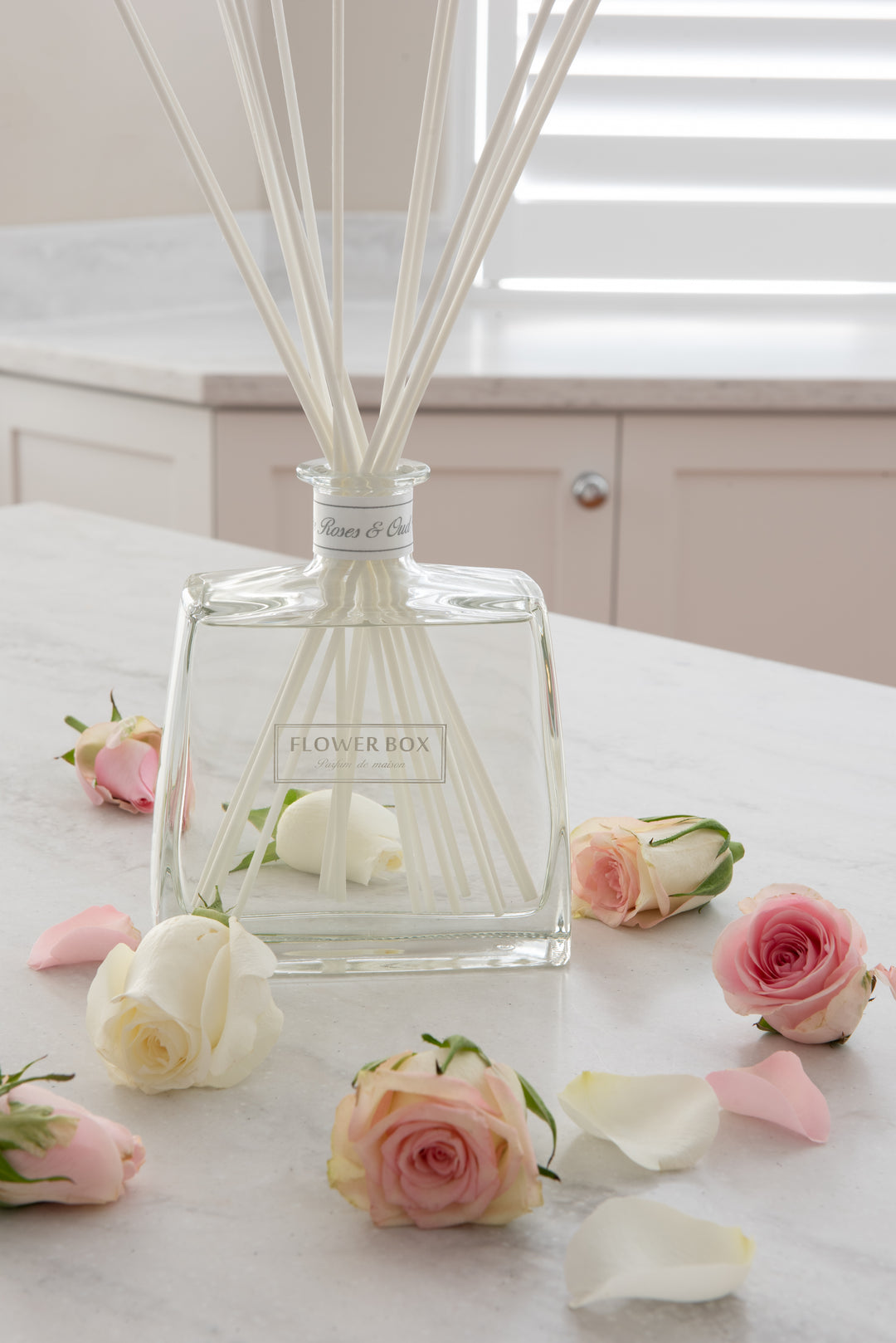 White Roses & Oud Wood - Hallmark Diffuser (700ml)